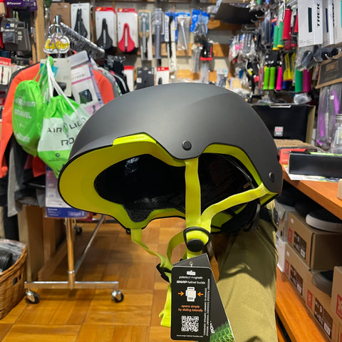 FIDLOCK マグネット式バックルで脱着簡単 BONTRAGER JET WAVECEL HELMET Trek Black/Volt - ボントレーガー ジェット ウェイブセル 子供用自転車ヘルメット - 高知の自転車専門店 Cycling Shop ヤマネ